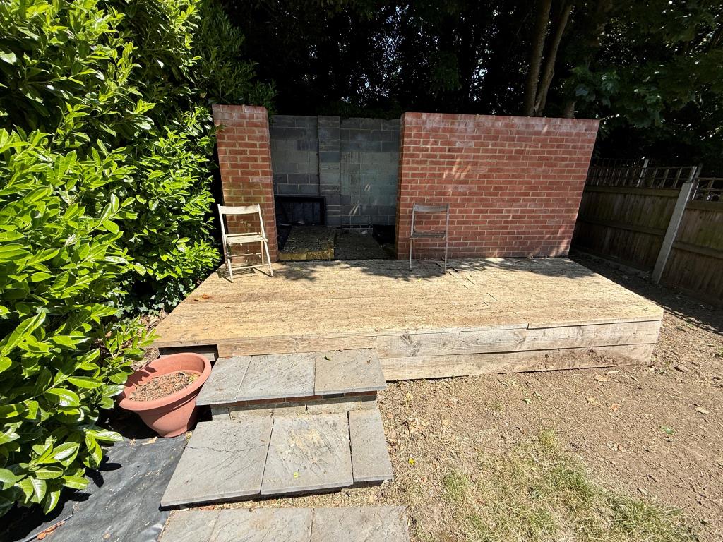 Lot: 19 - VACANT SEMI-DETACHED HOUSE - Shed to rear